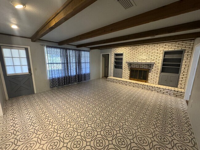 Building Photo - Gorgeous 4 Bedroom Home in University Terrace