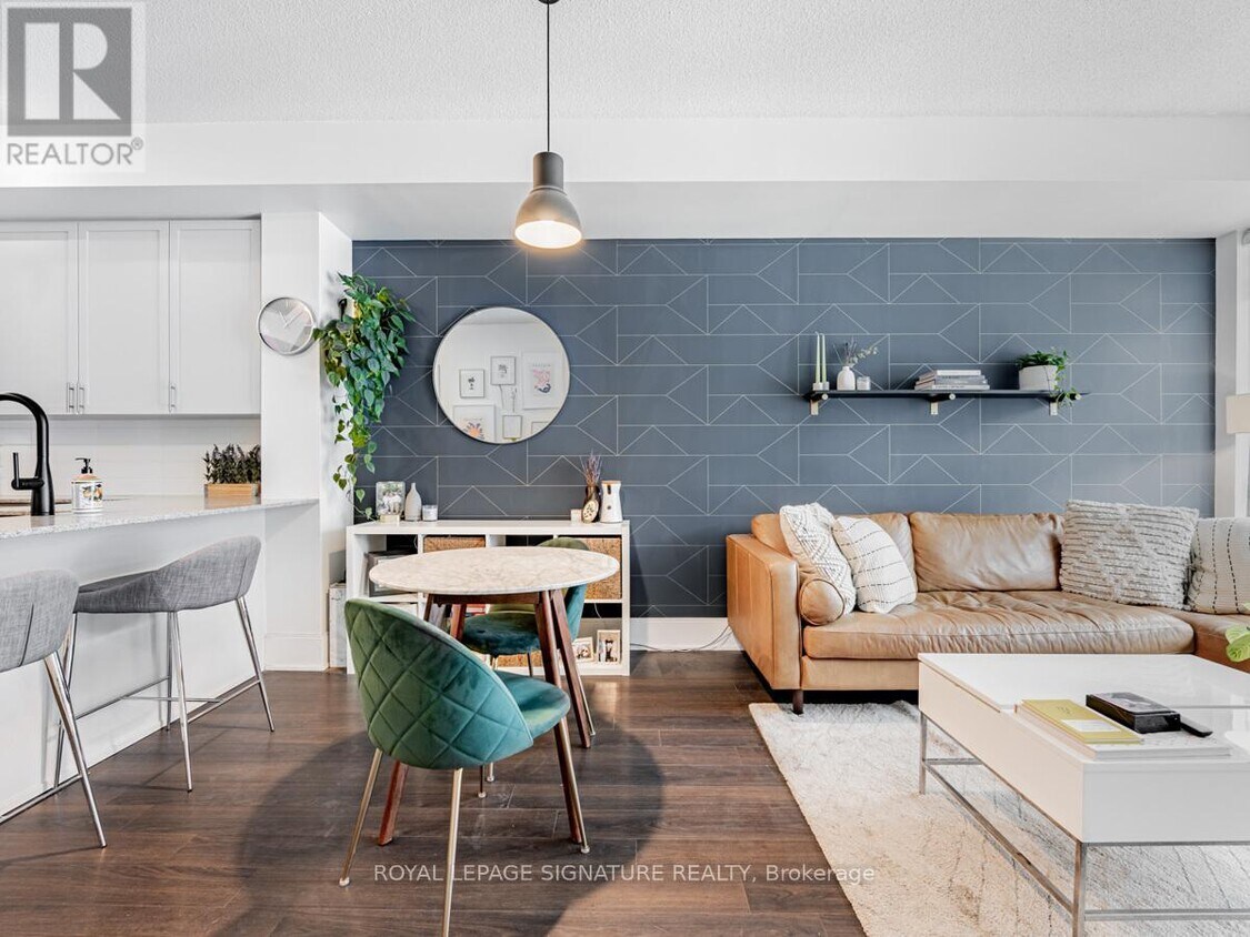 Primary Photo - 560 Front St W