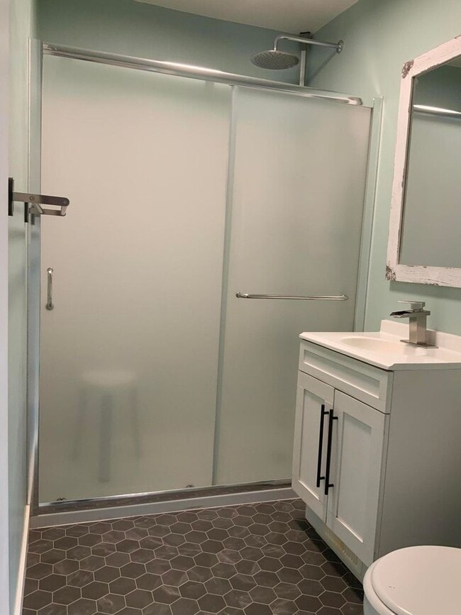 Building Photo - 2 Bed - 1 Bath - Pet Friendly