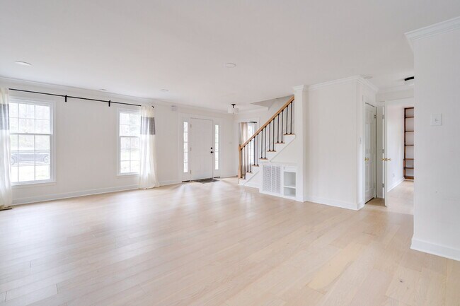 Foto del edificio - Chapel Hill Retreat: Spacious 4-Bedroom with Fenced-in Backyard