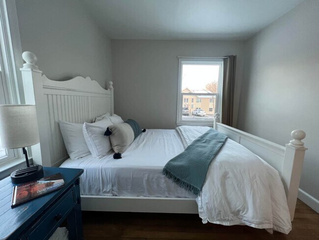 Primer dormitorio, cama de matrimonio y armario - 9 N 6th St