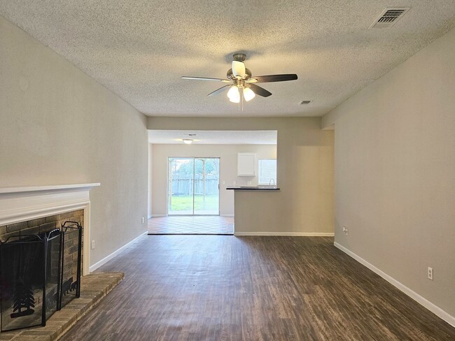 Foto del edificio - 6103 Wolfboro Dr