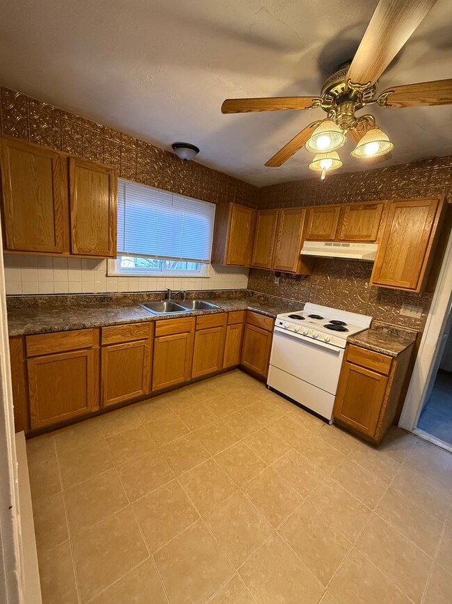 Building Photo - 1BR House in Osseo/Foster