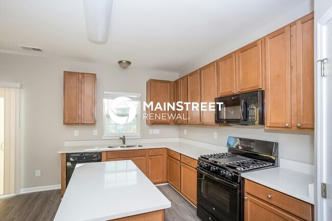 Building Photo - 3 Bedroom Pet-Friendly Home in Charlotte, NC with Main Street Renewal