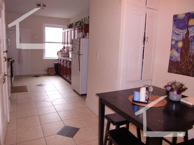 Building Photo - BU East Massive 2 bed flat Near St Mary  Hurry for this one  Be gone by March!