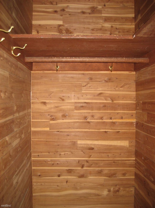 Foto del edificio - 2323 40th Pl NW