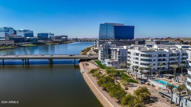 Building Photo - 945 E Playa del Norte Dr