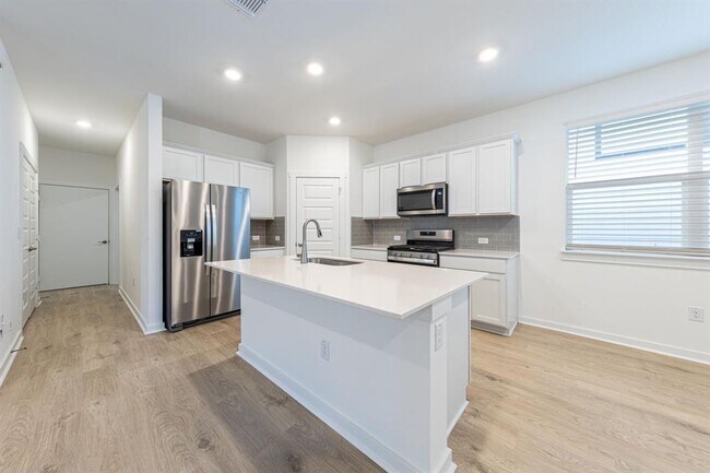 Foto del edificio - 2404 Tucker Ln