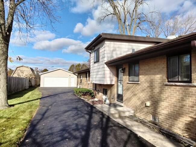 Building Photo - 4626 Larch Ave