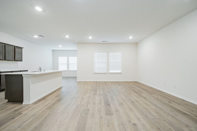 Building Photo - 2126 Thornton Dr