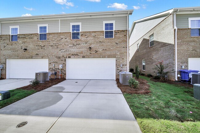 Foto del edificio - Beautiful End Unit Townhome In Mint Hill