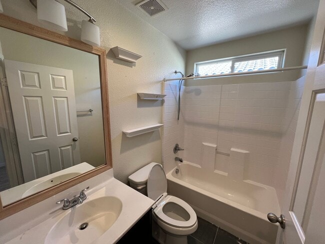 Building Photo - RENOVATED BEAUTIFUL 3BD/3BA!
