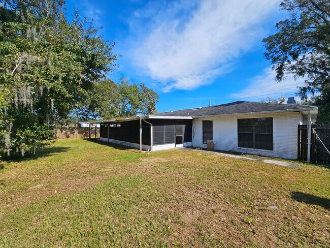 Foto del edificio - Spacious 3-Bedroom Home with Oversized Lan...