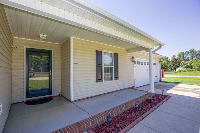 Building Photo - Raeford! 4 br with a backyard!
