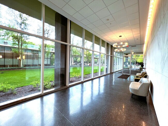 Foto del edificio - 9655 Woods Dr