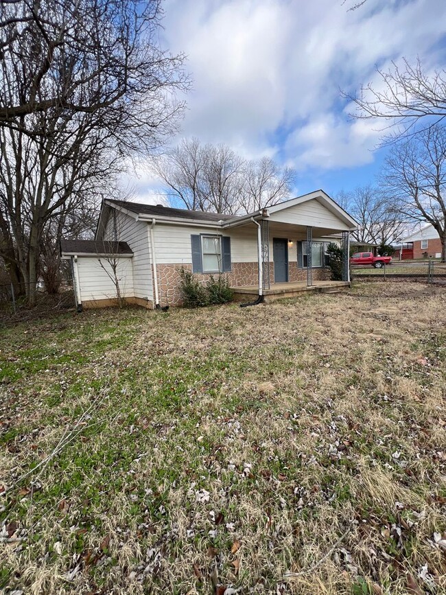 Building Photo - Three Bedroom Ranch with Fenced Yard in Ol...