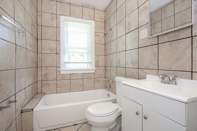 Foto del edificio - 2962 E 66th St