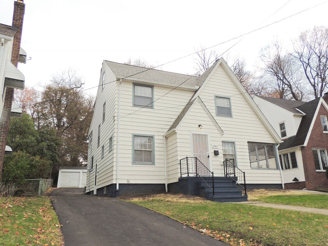 Foto principal - 3 Bed - 1.5 bath Colonial for Rent!