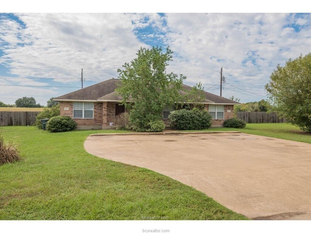 Primary Photo - Duplex located in the quite area of Bryan