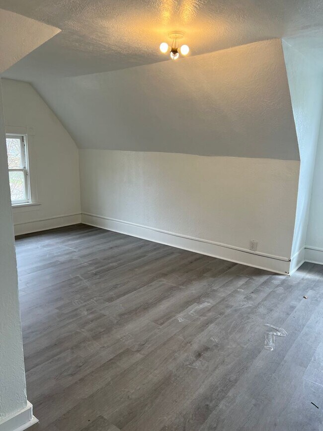 Building Photo - Available Now 1 bedroom 1 bathroom upstair...