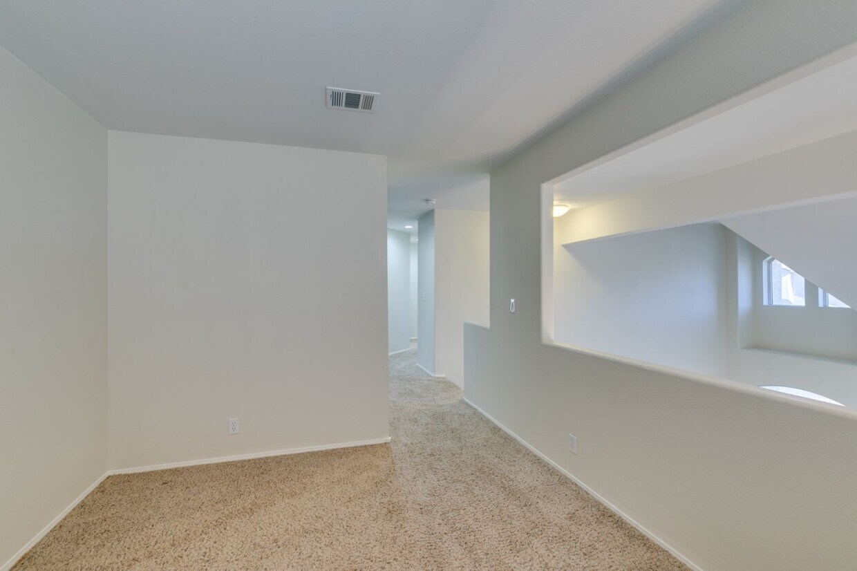 Primary Photo - Immaculate 3 bedroom house with a Loft in ...