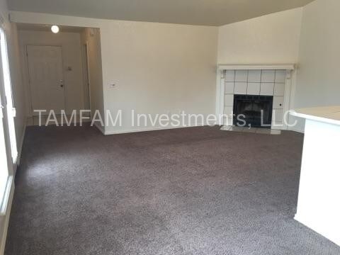 Building Photo - Three Bedroom Duplex - Great Location!