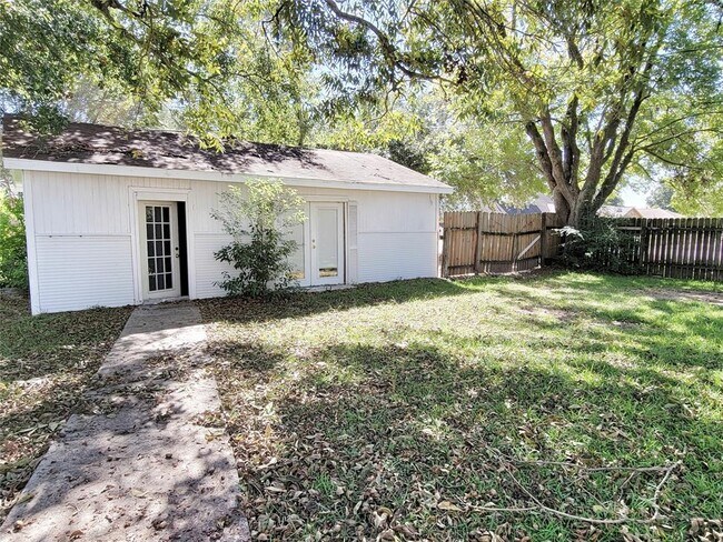 Building Photo - 2419 Oaklawn Dr