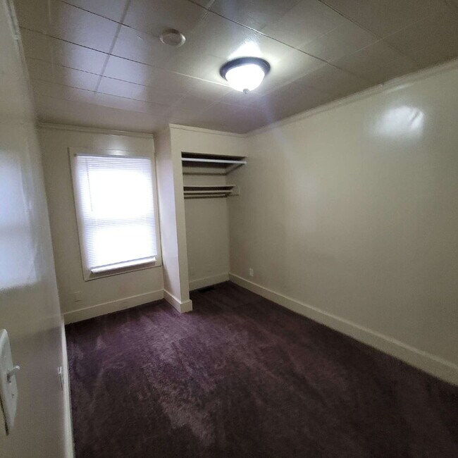 Foto del edificio - WEST SIDE HOUSE WITH 4 BEDROOMS, 2 BATHS, AND HUGE GARAGE/WORKSHOP COMBO