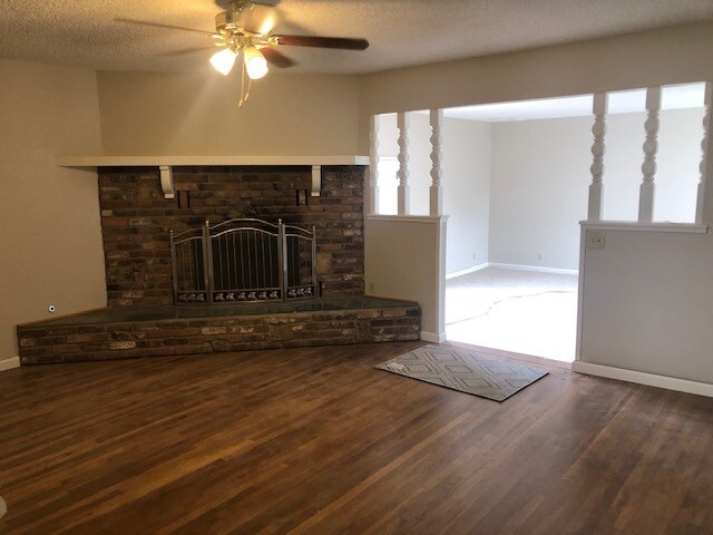 Building Photo - 807 Pearl Dr