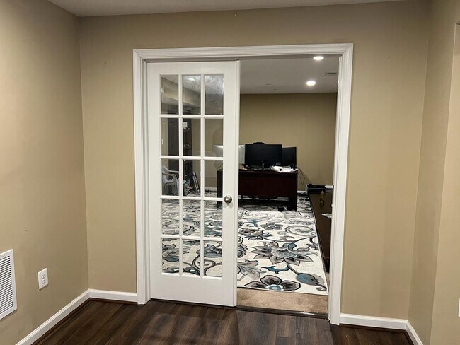 room entrance - 2410 Susan Hodges Pl