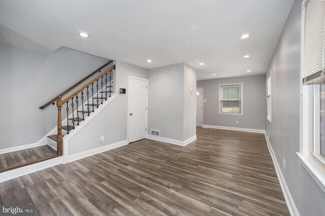 Building Photo - 527 45th St NE