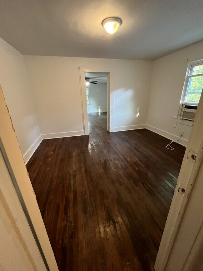 Foto del edificio - "Cozy 1 bed, 1 bath with Hardwood Floors – 922-A Hackett Street, Greensboro, NC!"
