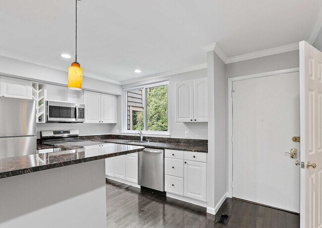 Building Photo - 3BR/3.5BA Townhome in Gated Stoneleigh Summit | Lower-Level Bedroom | Near Stoneleigh Elementary