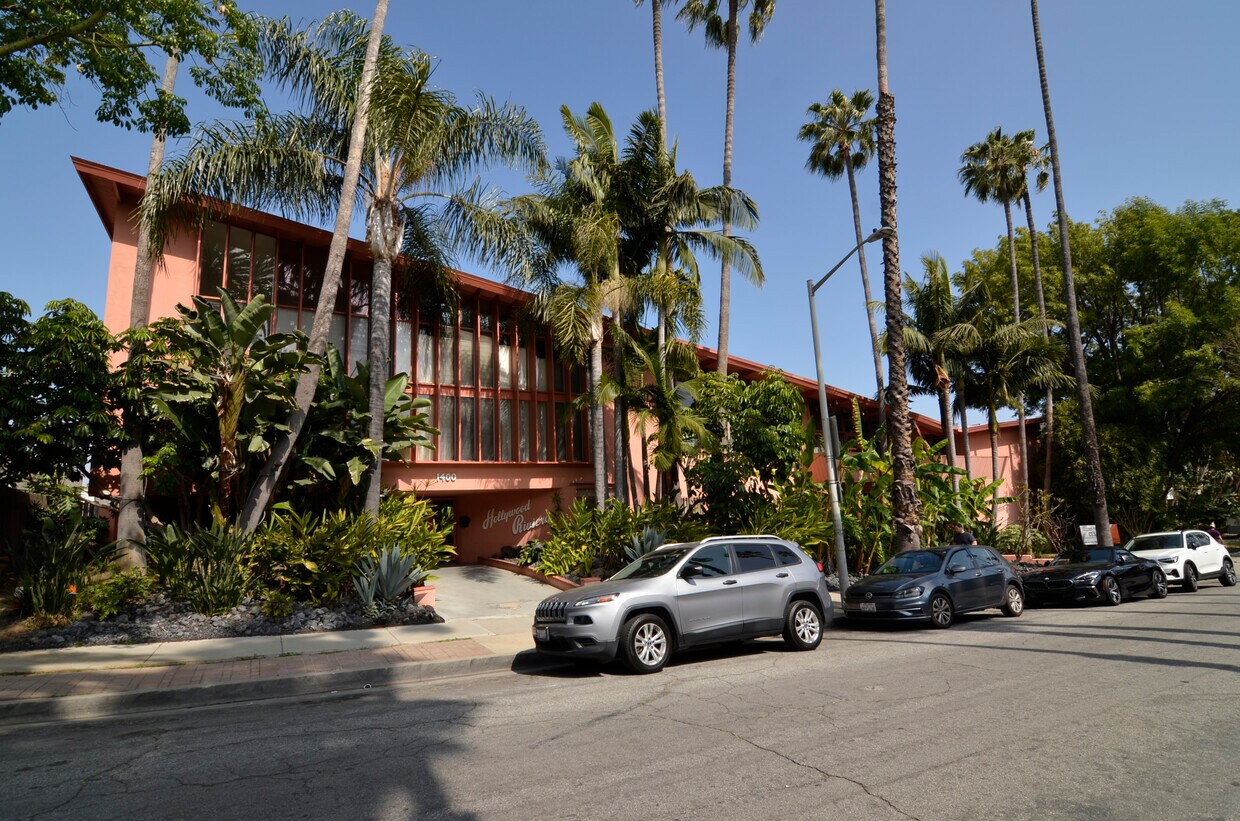 Foto principal - 1400 N Hayworth Ave
