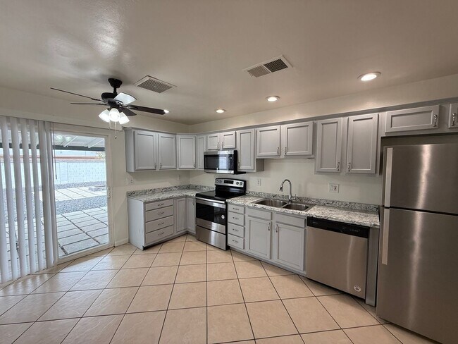 Foto del edificio - 4 Bedroom Home with Large Backyard | Modern Landscaping | Utilities Included