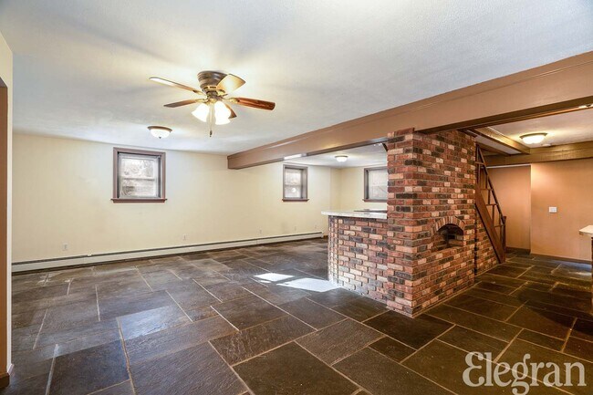 Building Photo - 15 Riverside Pl