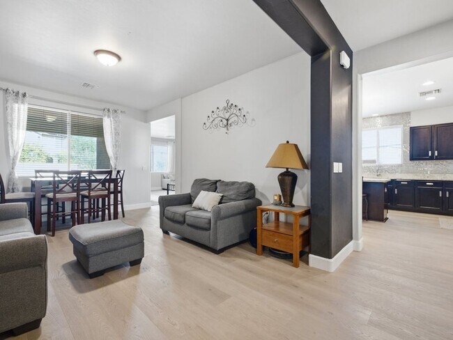 Foto del edificio - Spacious Cul-de-Sac Living with Modern Comforts & Community Perks