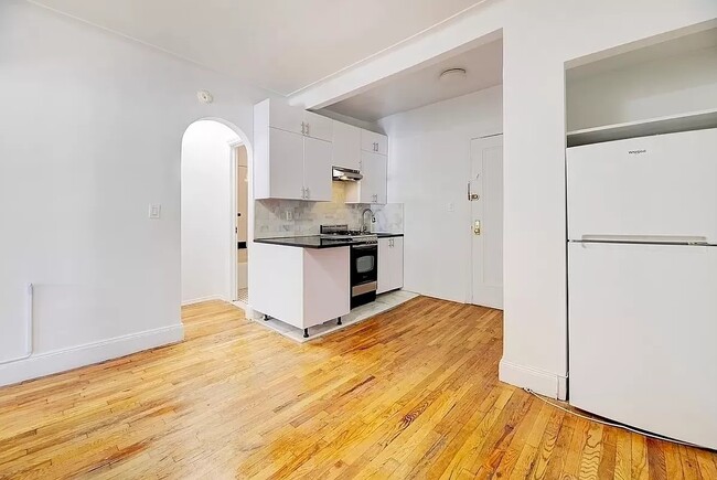 Building Photo - 301 E 53rd St