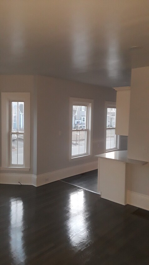 Living room - 434 N Main St