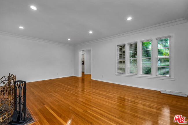Building Photo - 6500 San Vicente Blvd