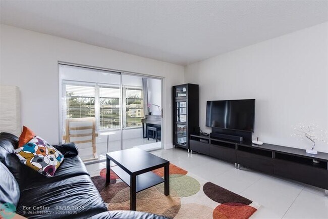 Foto del edificio - 5901 NW 61st Ave
