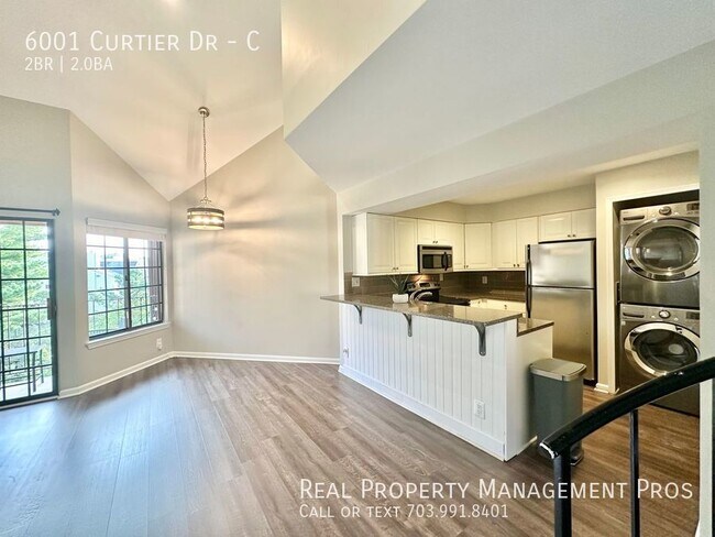 Foto del edificio - Massive condo + garage!  Walk to retail, r...