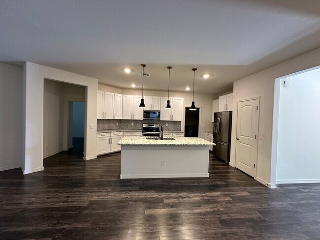 Foto del edificio - 3 BEDROOM HOME IN DESERT OASIS IN SURPRISE