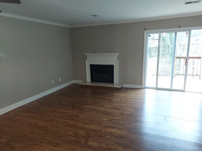 Building Photo - 2 Bed / 1 Bath Townhome
