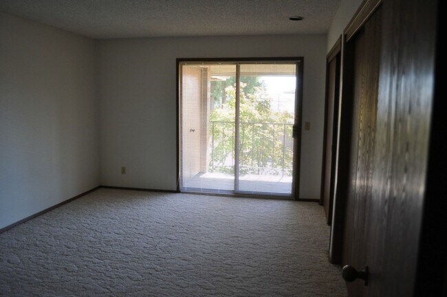 Building Photo - 1 Bed 2 Bath View Point Community TOP Floo...