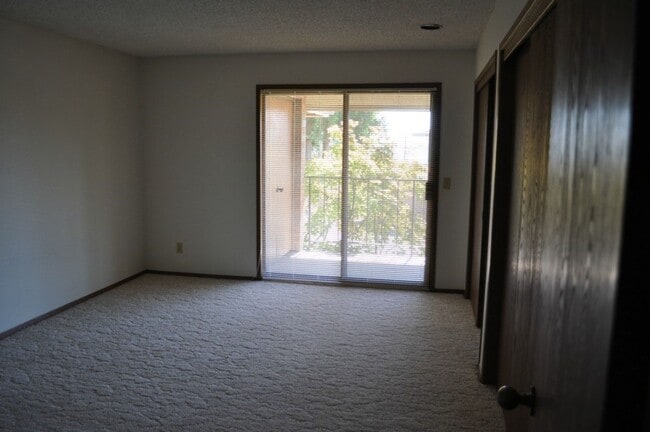 Building Photo - 1 Bed 2 Bath View Point Community TOP Floor Condo