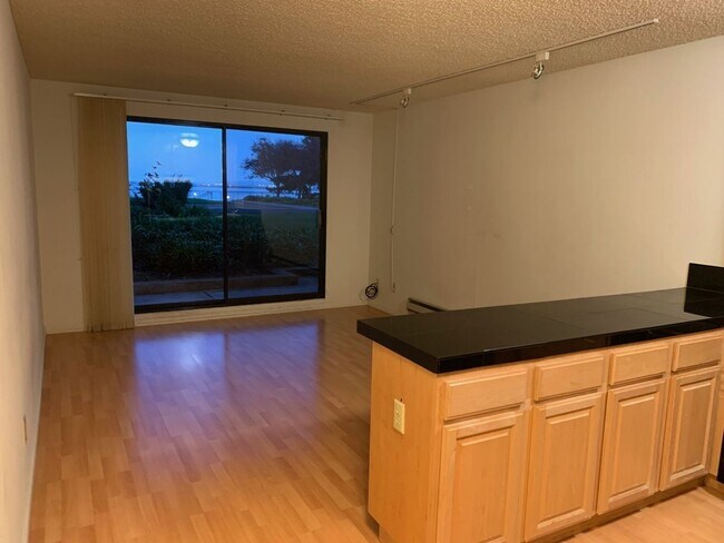 Foto del edificio - One Bedroom Condo Available in Watergate C...