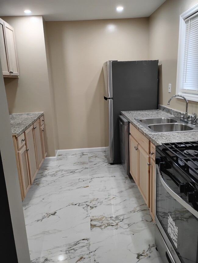 Kitchen - 180 Littleton Rd