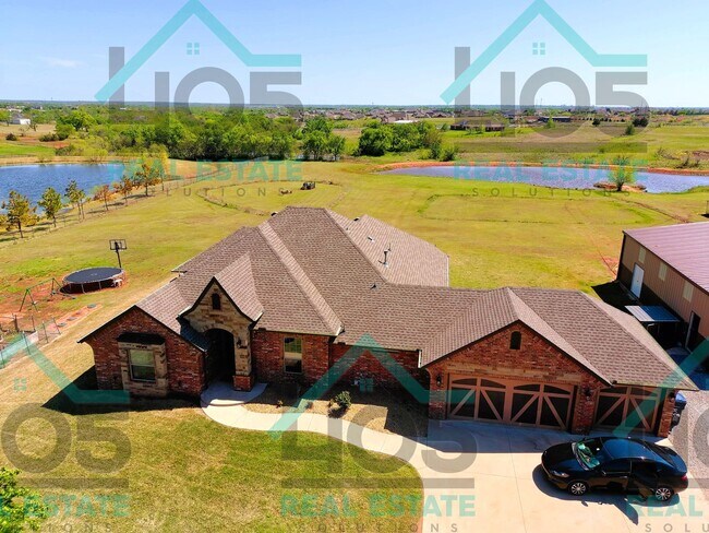 Building Photo - 3 Bedroom/3 Bathroom with bonus space in OKC