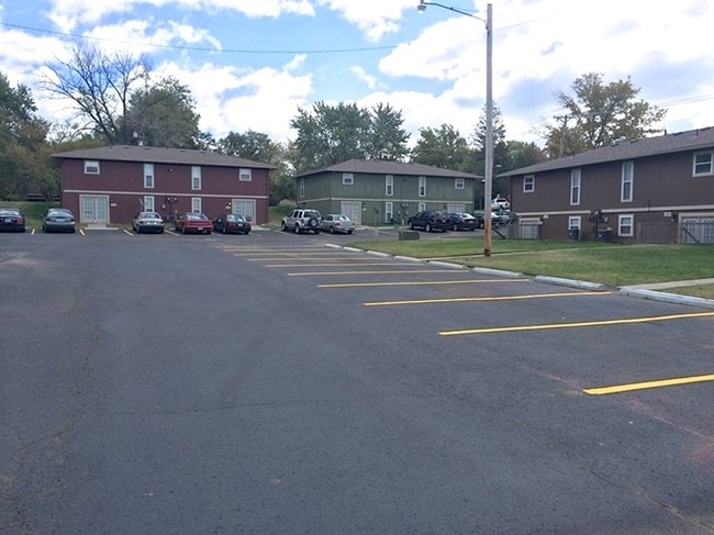Parking Lot - Stonegate Cottages